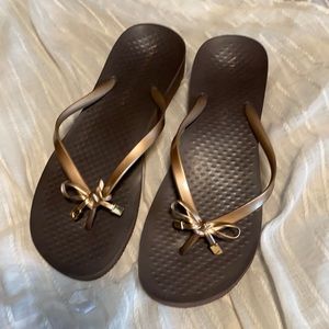 Vionic flip flops
